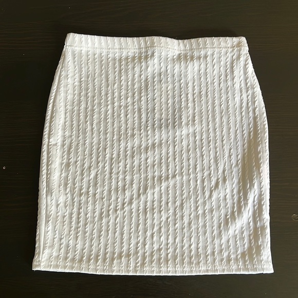Pretty little thing petite white crinkle mini skirt - Picture 1 of 6